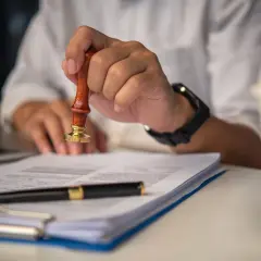 Kiedy komornik dowie się o umowie zlecenie? Fakty i porady