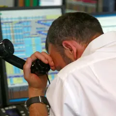 Kim jest broker i jaką pełni rolę? Poznaj specyfikę zawodu