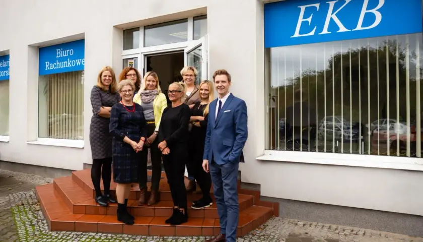 Zespół biura rachunkowego EKB przed budynkiem.